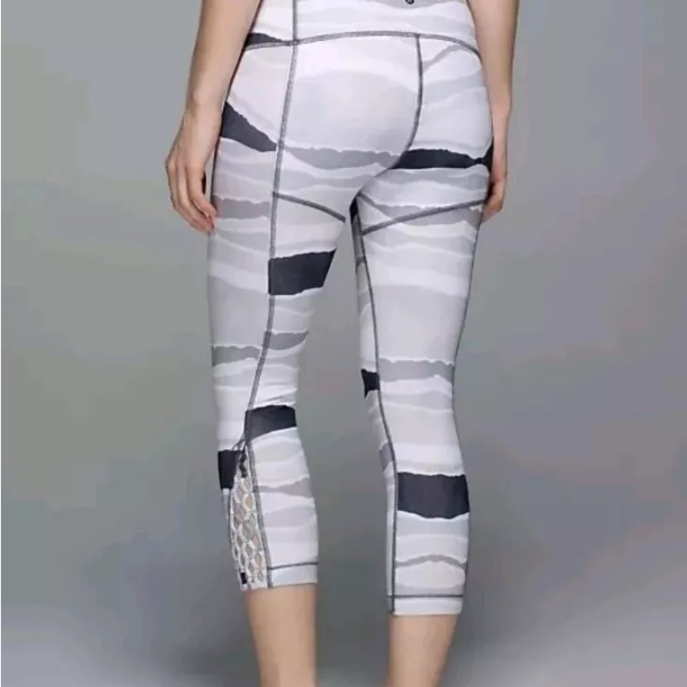 Lululemon True Self Crop II Bleacher Strip White/Black/Grey Luon EUC Size 8